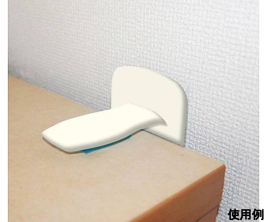 90x 82x63mm 耐震ネバロック(2個) 透明なパッケージに入った2個の耐震デバイスが横に並ぶ様子