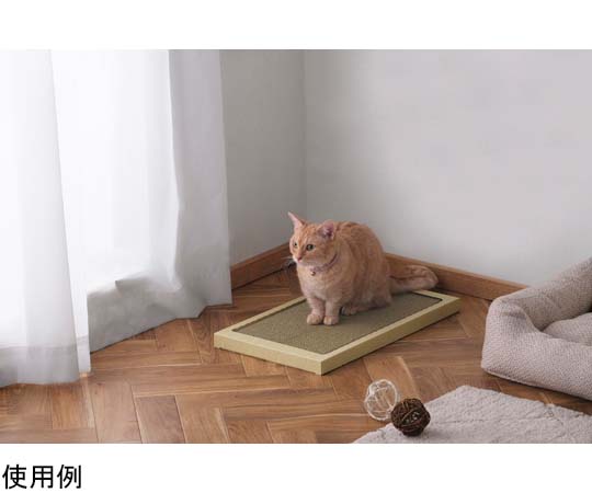 猫の爪とぎ ワイドタイプ ナチュラル 自然素材で構成された、広いデザインの爪とぎが目立つ様子