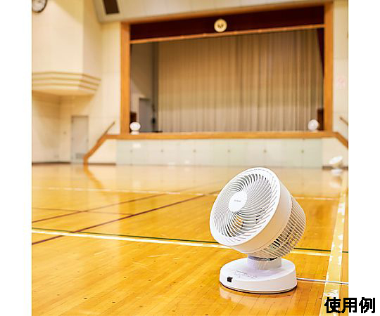 AC100V/53W サーキュレーター(50畳用/DCモーター) 円形の扇風機が斜めから見える状態で、モダンなデザインが特徴的。