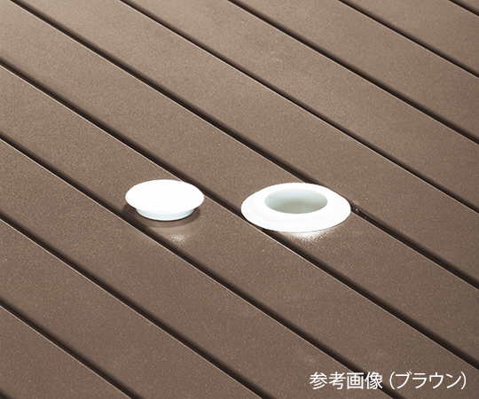 アルミフォールディングテーブル　アルミ 折りたたまれてスタンバイしているアルミ製のテーブル、シンプルなデザインでスリムなプロファイルが際立つ。