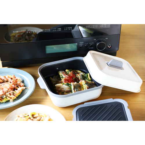 レンジパン　角型　フタ付き　食洗器対応　電子レンジ調理器具　copan　レンジグリル 角型のフタ付きで、グレーのボディが特徴的な調理器具が正面から見える状態。