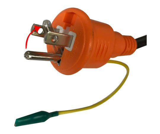 LED投光器　DELKURO　20W　5m　アース付　2芯3芯両用タイプ 電源コードが見える状態で、明るいフォグランプのように設置された様子