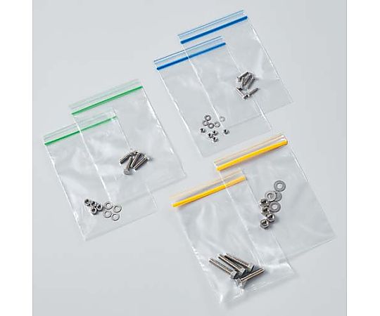 ユニパックカラーチャック青A6 100枚入 大量に積み重ねられた青色の封筒が整然と配置されている状態