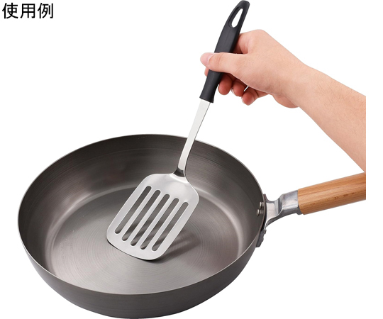 キッチンピア ターナー 逆さに持たれている鮮やかな色合いの調理器具の様子