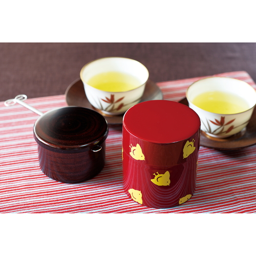 茶筒 350ml ちどり HAKOYA 朱 赤い漆塗りの筒が薬缶のように立てられ、上部が広がった形状が見える状態。