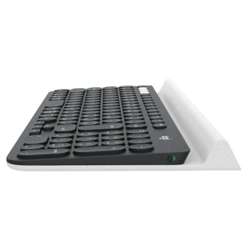 マルチデバイス　Bluetooth　キーボード　K780　1台 角度を変えて撮影された薄型キーボードの上面、キーが明るく映えている。