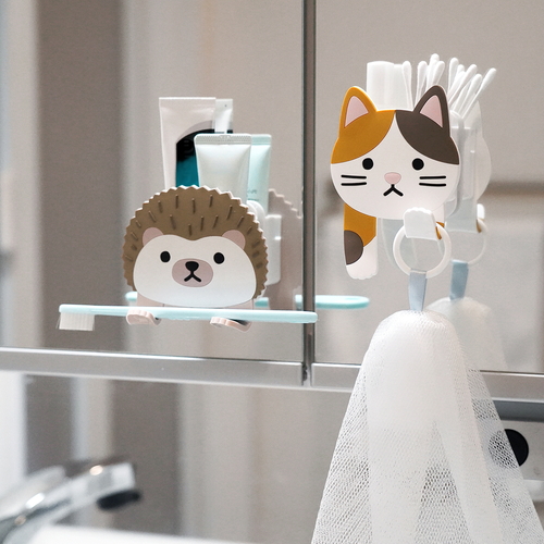 フック　吸着　スティッキーフックポケット　アニマル　ミケネコ 白い背景の中で可愛らしい猫デザインのフックがくっついている様子