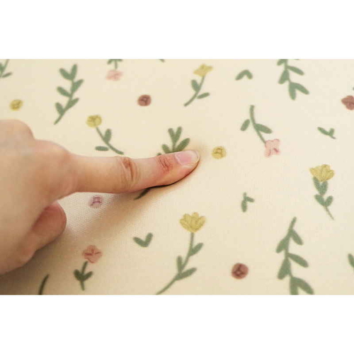 もう油汚れを気にしない!拭けるキッチンマット45×75　フラワー 青い地にカラフルな花柄が施されたマットが横たわっている様子