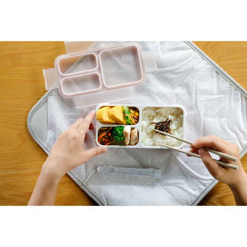 弁当箱　400ml　抗菌　フードマン　FOODMAN　薄型　1段　ライトピンク ライトピンクの薄型弁当箱が正面を向いている状態、蓋が閉じられた状態で清潔感がある。