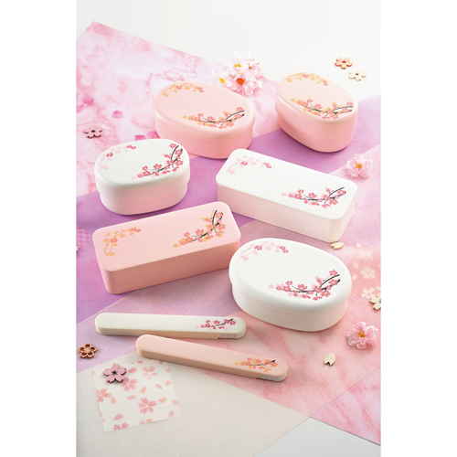 お弁当箱　スリム一段ランチ　SAKURA　1段　550ml　ホワイト 滑らかなホワイトの表面、桜柄の可愛らしいデザインが施された側面