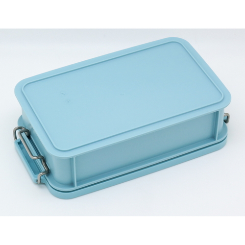 弁当箱　EARTHYアーシー　コンテナランチボックス　750ml　ミントグリーン 明るいミントグリーンの弁当箱がテーブルに置かれている様子