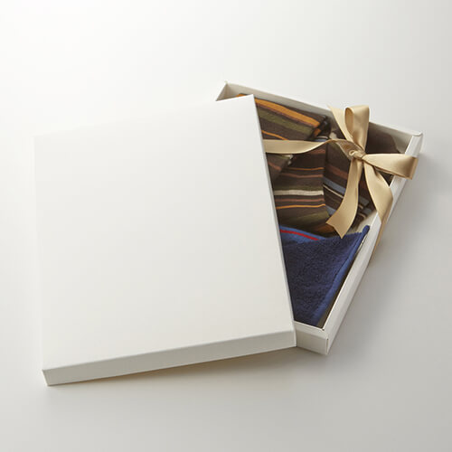 表面にストライプ状のエンボス加工が施されたギフトボックス