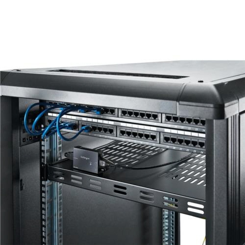 Cat5ケーブル対応HDMIエクステンダー延長器　HDBaseT規格対応　1台 正面からの視点で、コネクタ部分が強調された状態。