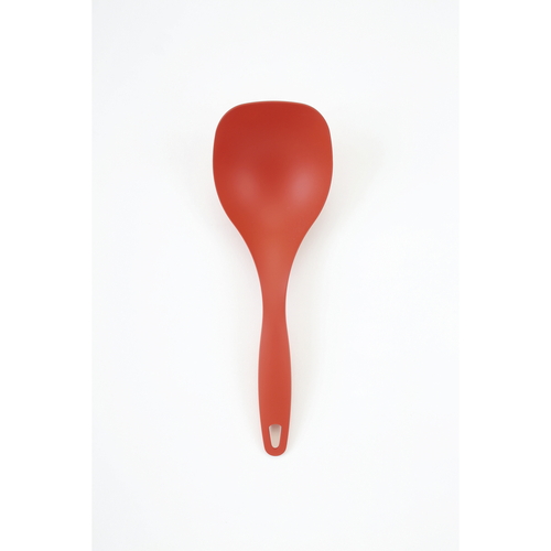 取り分けスプーン　KK　あくも取れるミニスプーン 光沢のあるシルバーのスプーンが手に持たれている様子、先端が細くなっておりデザインが際立つ。