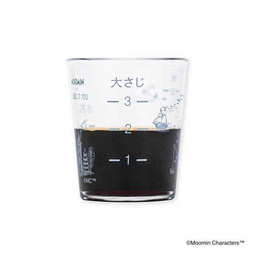 セレクト100×ムーミン　フタ付き計量カップ50ml 透明なプラスチック製の計量カップがフタを閉じた状態で、側面に可愛いキャラクターのデザインが施されている。