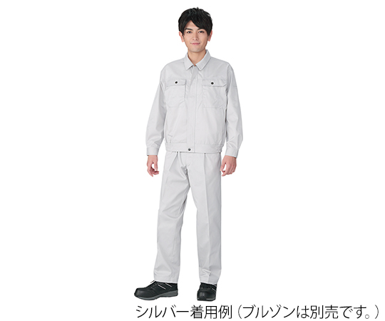ツータックパンツ　アースグリーン 少し光沢のあるアースグリーンのパンツが立体的にディスプレイされている様子
