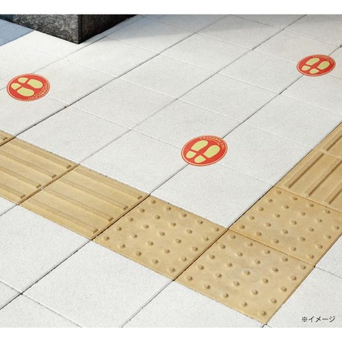 フロアーマット フロア誘導シール 屋外用 こちらでお待ちください 丸(小) レッド 1枚入 ヒサゴ 赤い丸いフロア誘導シールが地面に置かれ、周囲に何も障害物がない状態
