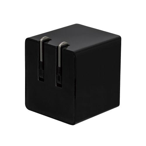 PD最大出力30W　Type-C1ポート搭載　BK 正面から撮影されたシンプルなデザインの充電器