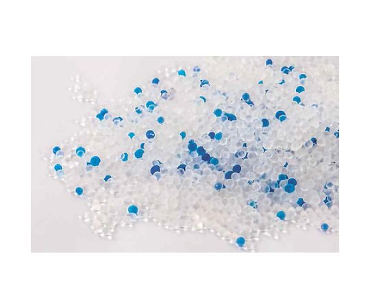 A型シリカゲル 50g 吸湿・使い捨て型 100個入 コバルト入 透明な袋に入った白いシリカゲルが並ぶ様子