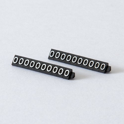 陳列備品 ニュープライスキューブ補充S用(20粒) 黒/白 0 友屋 黒と白の小型キューブが並べられた状態