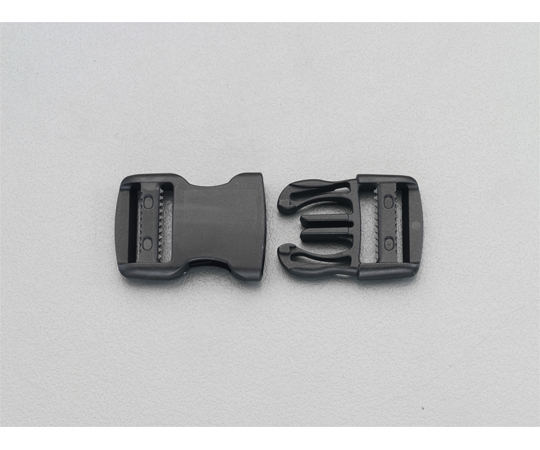 30mm　バックル(サイドリリース/プラスチック製) クリアなプラスチック製のバックルが斜めから見える状態で、中央に横にスリットのあるデザイン。
