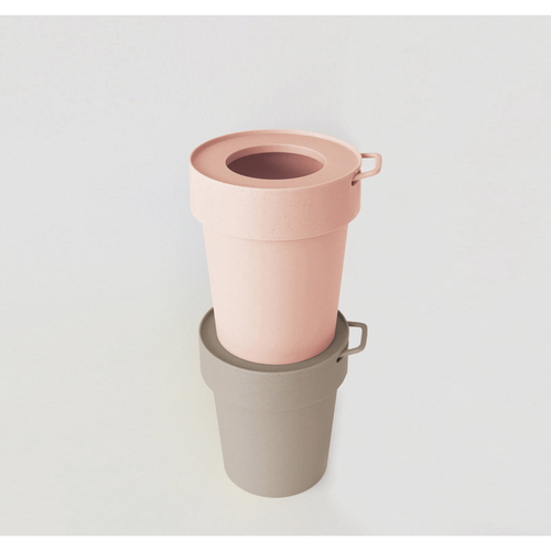 ゴミ箱　5L　タップトラッシュ　袋が見えない　壁掛け　スタッキング　グレージュ 壁に取り付けられたスタイリッシュなデザインで、袋が隠れている状態