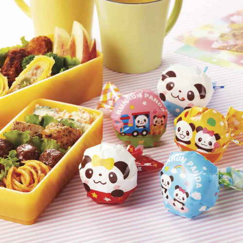 おにぎりラップ へんしんおにぎりラップ るんるんパンダ 子供用 キャラ弁 可愛らしいパンダのデザインが施されたラップが広げられた様子