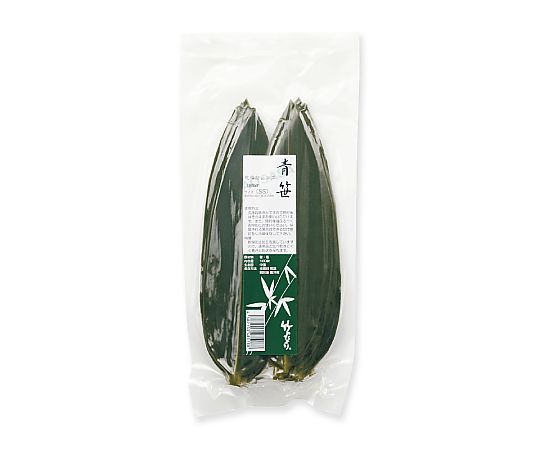 料理飾り 青笹 SS 100枚入 緑色の笹の葉が整然と並んだ状態で、パッケージの一部が見える。