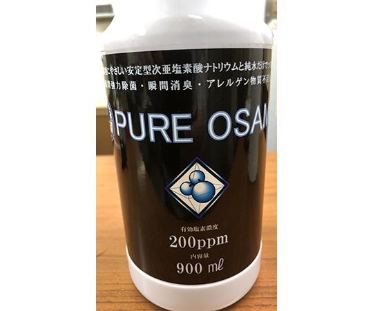 瞬間除菌能力剤　PURE　OSAMU　900mL 手に持たれた商品の全体像とラベルの一部が見える状態