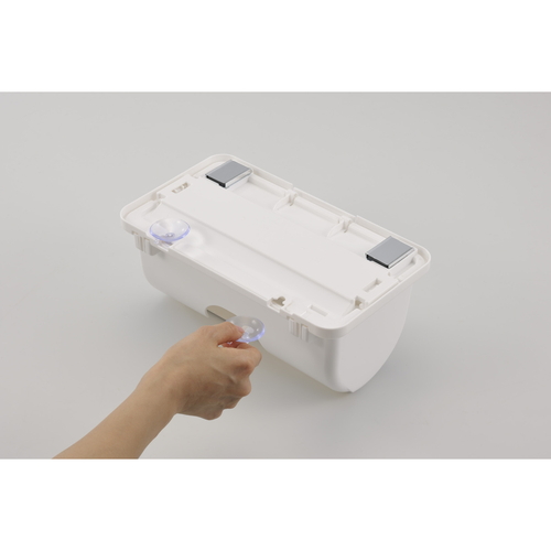 キッチンペーパーホルダー　マグネット式　吸盤付き　+smart　プラススマート　ホワイト 白いデザインのマグネット式ホルダーが壁に取り付けられた様子