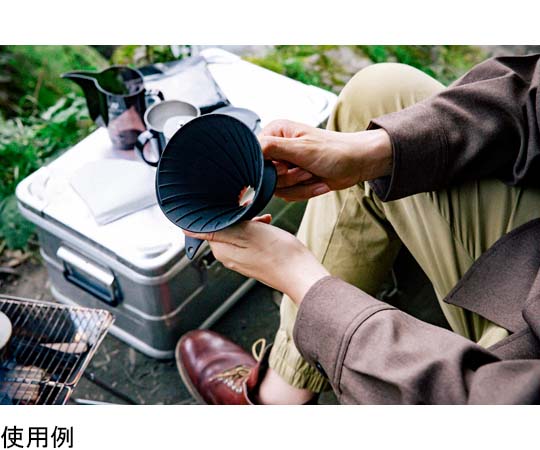 V60 フラットドリッパー 02 PLUS Zebrang 商品が斜めから撮影され、木目調のデザインが際立つ様子