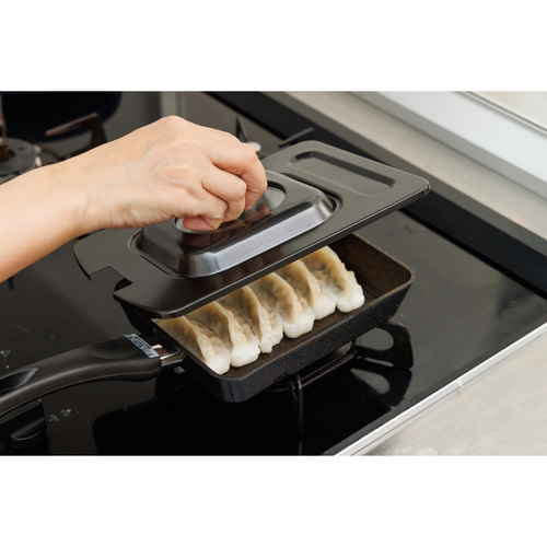 卵焼き器用蓋　窓付き玉子焼き器のフタ 透明な窓が印刷されたフタが横向きに置かれている状態
