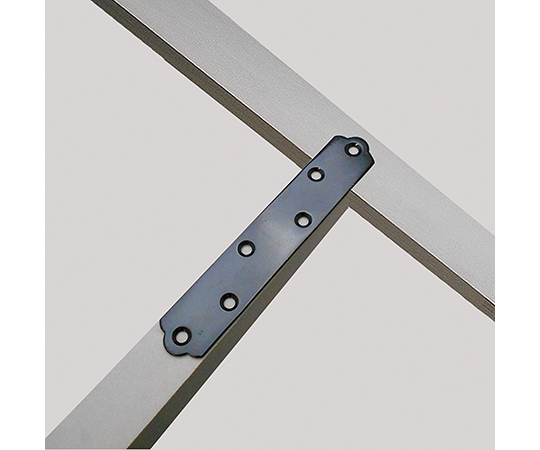 カラー隅金　一文字　黒　100×18mm 黒い金具がテーブルに平置きされ、光沢のある表面が際立っている様子。