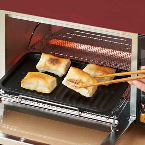トースター専用トレー 縁が高く、中央に食材が置かれた状態