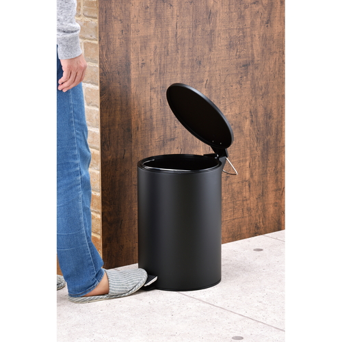 ゴミ箱　マイトラッシュ　ペダルペール12L　BK 黒いペダル式のゴミ箱が正面から見える状態で、開閉可能なフタが特徴的。
