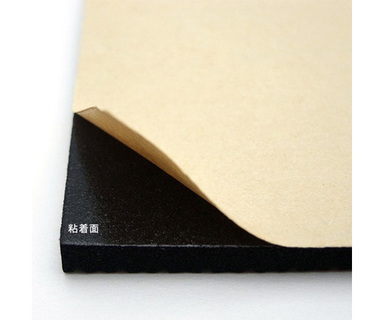 EPDMゴムスポンジ　グリップ　粘着付　縦10cm×横10cm×厚み5mm 黒いゴム素材のスポンジが平たく広げられ、表面に粘着テープが付いている様子
