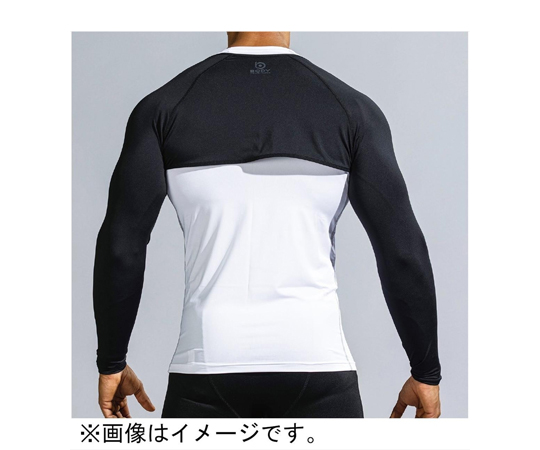 冷感 アームカバーブラック 3L 黒い冷感アームカバーが手にフィットする状態、表面に艶がある。