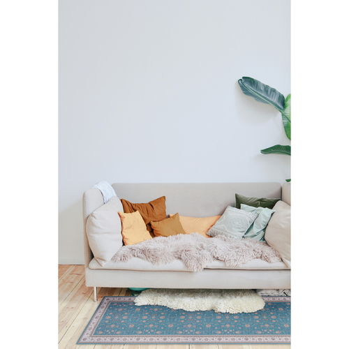 キッチンマット　khastan　インテリアマット45X240cm　ブルー 鮮やかなブルーのマットが広がり、繊細な模様が際立っている様子