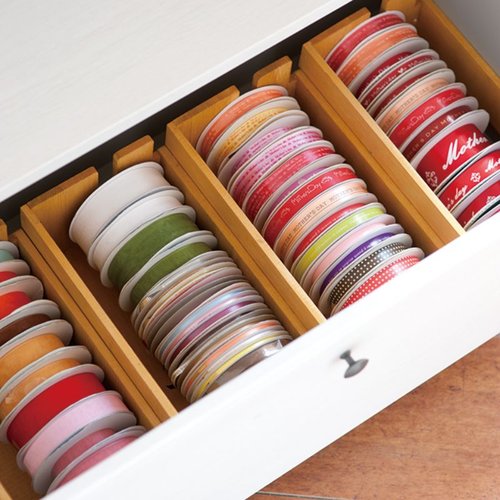 陳列備品 ウッドリボンラック-1(1個) ヘッズ 木製のリボンラックが横から見える状態、リボンを掛ける棒が2本ある。