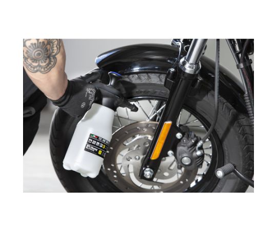 蓄圧式スプレー　TEC-ONE1000PA　VITON プッシュノズルが取り付けられた透明なタンクとハンドルが見える状態
