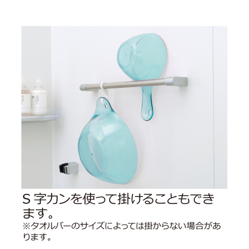 洗面器 風呂桶 手桶 手おけ karali カラリ アクアブルー 光を反射するアクアブルーの手おけがテーブルに置かれ、優雅な曲線を描いている様子