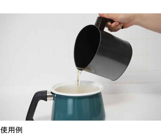 エコラロッカ オーバル型 フッ素OP1.3L 明るい色の容器が正面に並び、フタが開いている状態
