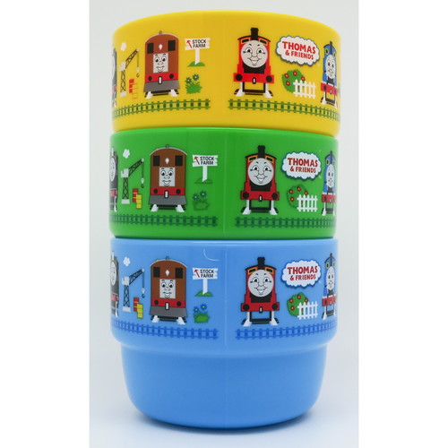 コップ　アウトドア　プラスチック　きかんしゃトーマス　3個入　230ml 色鮮やかなトーマスのデザインが施された3つのコップが並んでいる様子