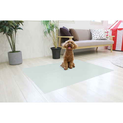 ひんやりマット　90cm×120cm　ライトブルー 淡いライトブルーのマットが床に広がり、滑らかな表面が見える状態