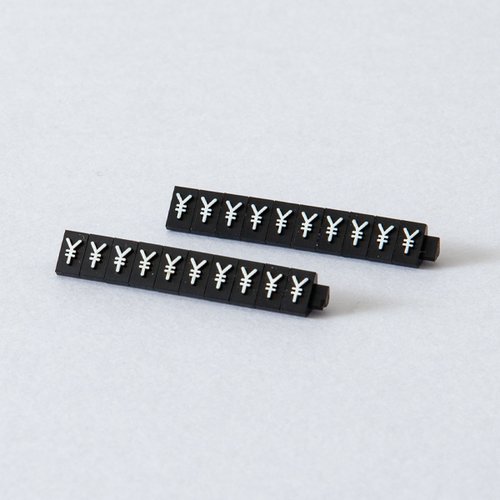 陳列備品 ニュープライスキューブ補充S用(20粒) 黒/白 ￥マーク 友屋 黒と白のボックスが重なり合い、整然としたディスプレイを形成している様子