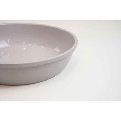 セラミック加工　IH対応軽量フライパン　20cm　ハルミック　ペールパープル 軽量フライパンがテーブルに置かれ、優しいペールパープルの色合いが目を引く様子