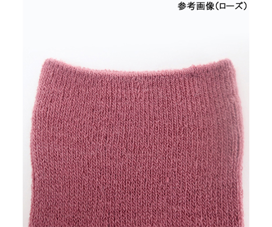婦人ふくらはぎ楽らくハイソックス毛混　ブラック 片足が見える状態で、素材の質感や編み目のディテールが際立っている様子。