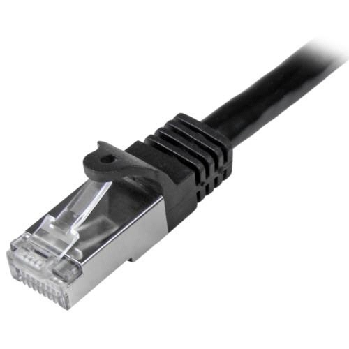 カテゴリ6　LANケーブル　S/FTP　ツメ折れ防止RJ45コネクタ　5m　ブラック　1本 黒いLANケーブルが整然と横たわり、ツメ折れ防止コネクタ部分が強調された斜めのアングル。