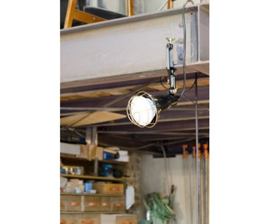 LED投光器　20W　5m スタンドに取り付けられた状態で、明るく照らされたLED投光器の正面部分が見える様子。