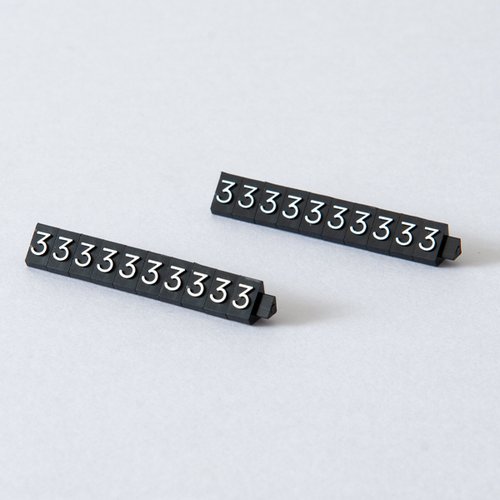 陳列備品 ニュープライスキューブ補充M用(20粒) 黒/白 3 友屋 黒と白の円筒形パーツが整然と並べられた状態